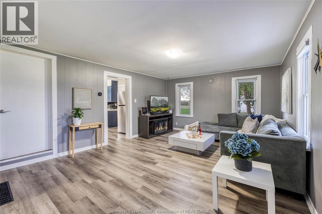 54 Main St, Mitchell'S Bay, ON - Indoor Photo Showing Living Room
