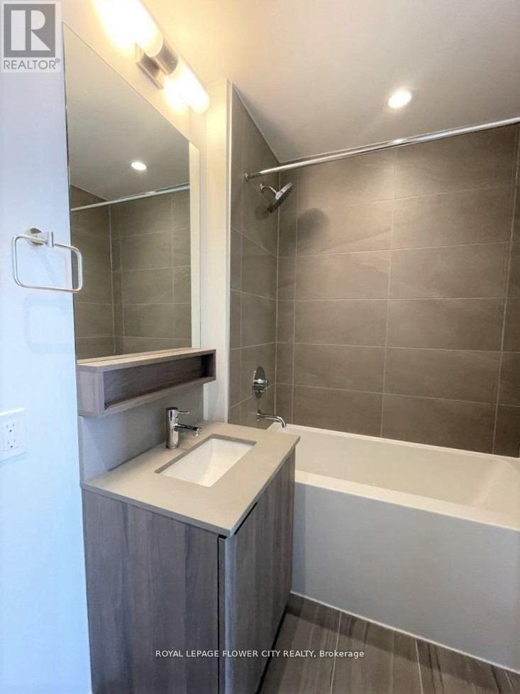 3807 - 950 Portage Parkway, Vaughan, ON - Indoor Photo Showing Bathroom