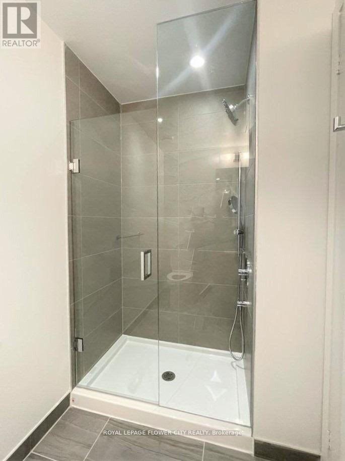 3807 - 950 Portage Parkway, Vaughan, ON - Indoor Photo Showing Bathroom
