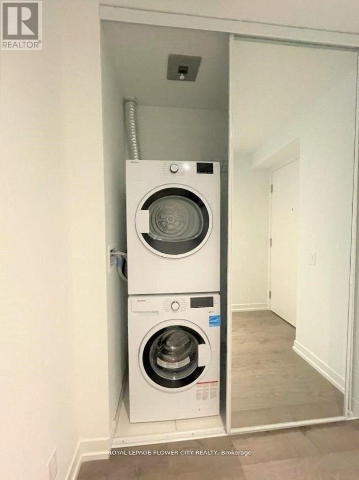 3807 - 950 Portage Parkway, Vaughan, ON - Indoor Photo Showing Laundry Room