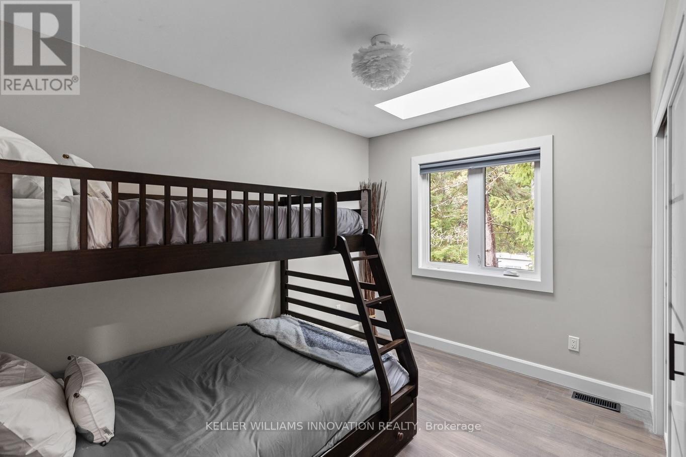 127 Paradise Road, South Algonquin, ON - Indoor Photo Showing Bedroom