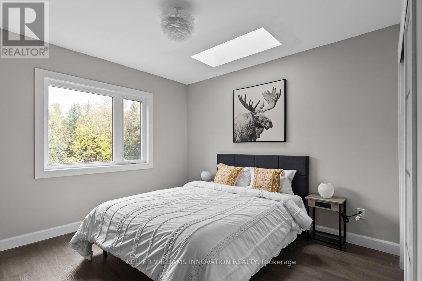 127 Paradise Road, South Algonquin, ON - Indoor Photo Showing Bedroom