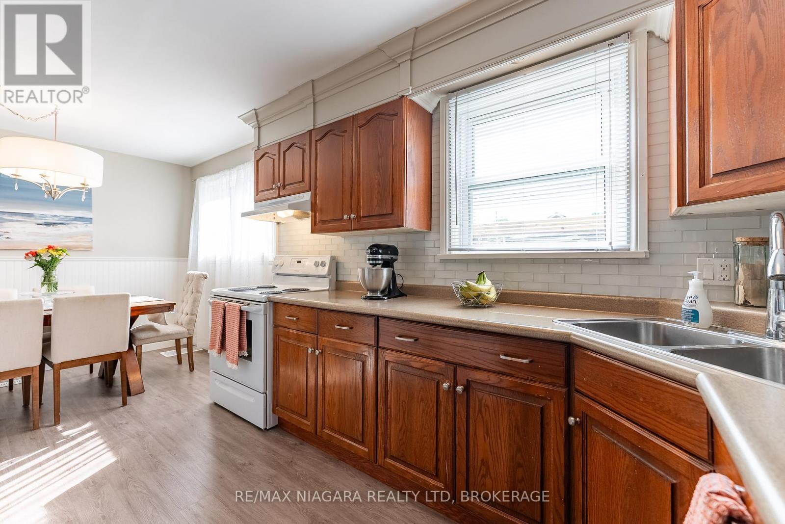 113 Lyons Avenue, Welland (Lincoln/Crowland), ON - Indoor Photo Showing Kitchen With Double Sink