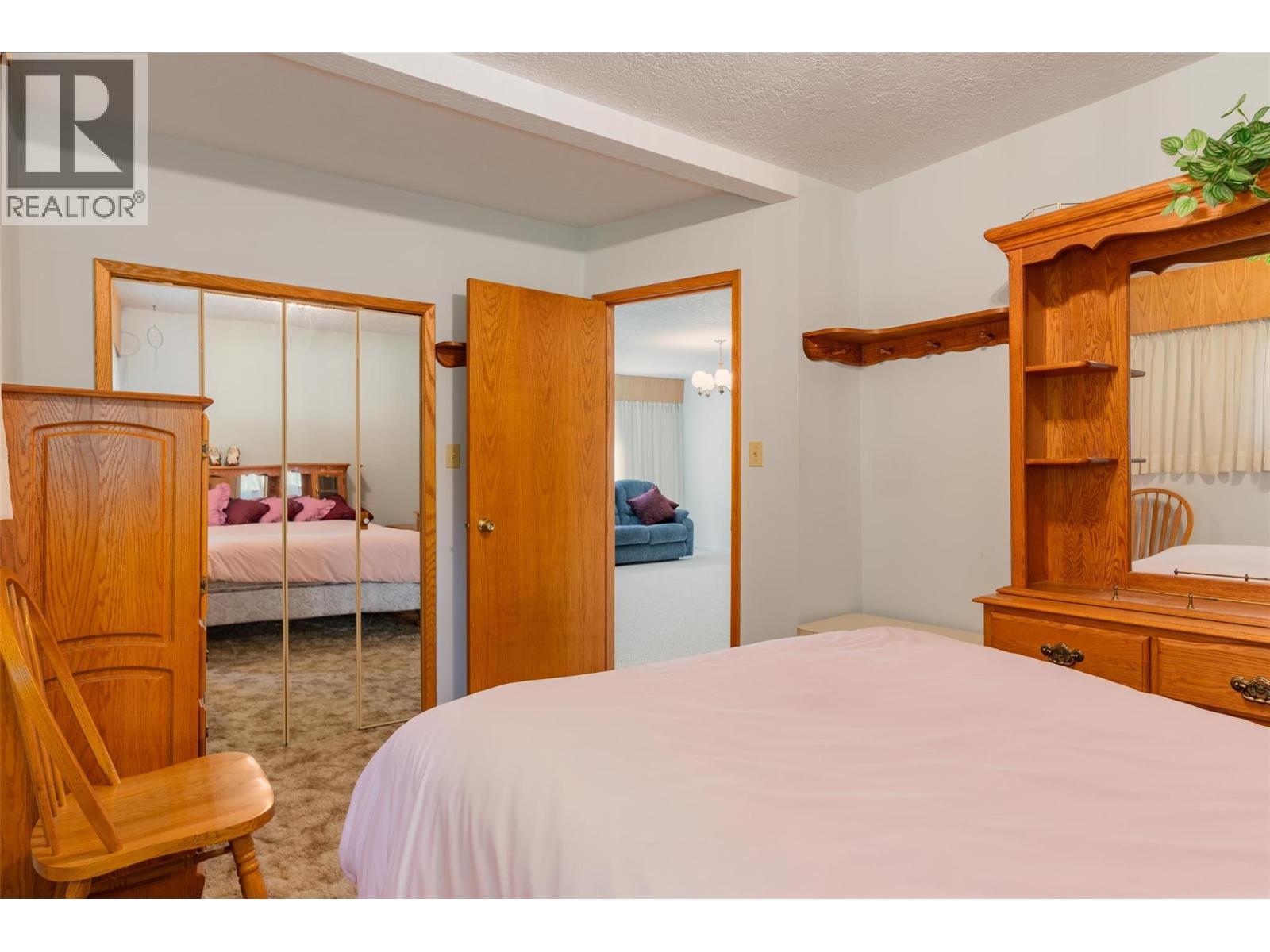 2645 Shoreacres Road, Castlegar, BC - Indoor Photo Showing Bedroom