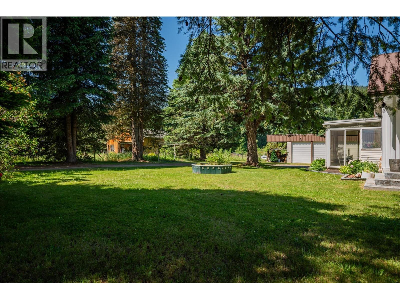 2645 Shoreacres Road, Castlegar, BC - Outdoor