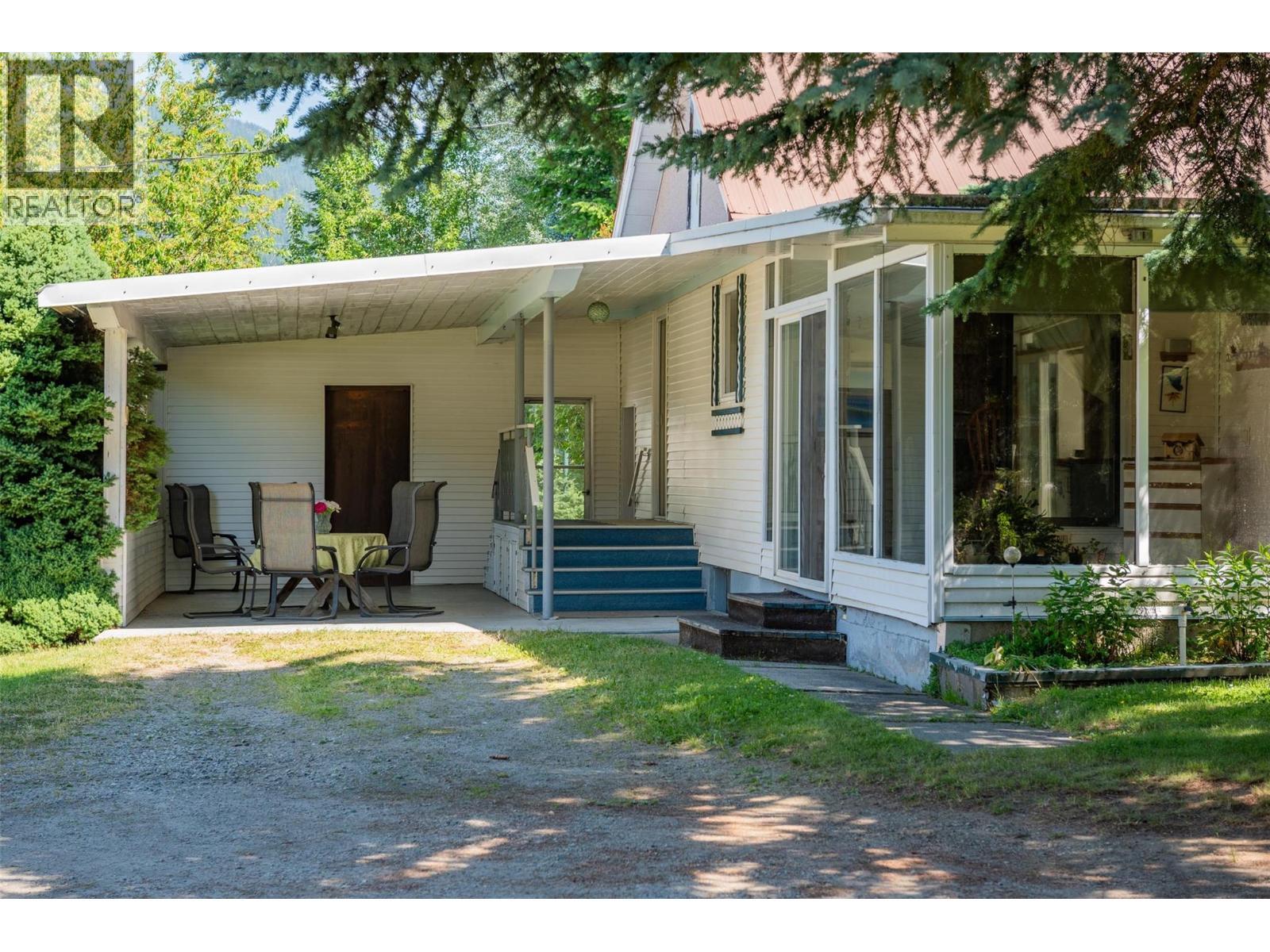 2645 Shoreacres Road, Castlegar, BC - Outdoor