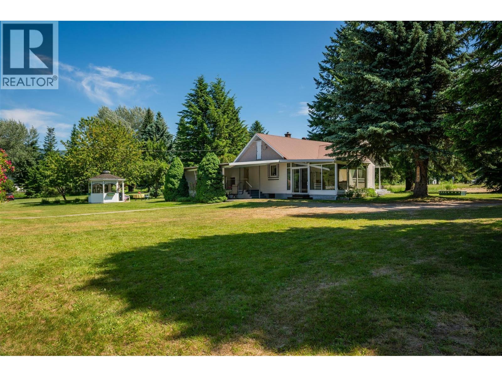 2645 Shoreacres Road, Castlegar, BC - Outdoor