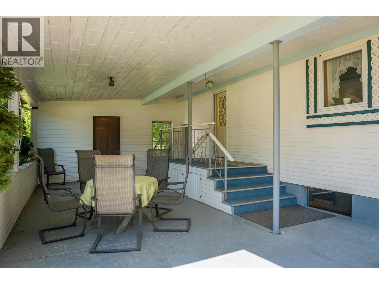 2645 Shoreacres Road, Castlegar, BC - Outdoor With Exterior