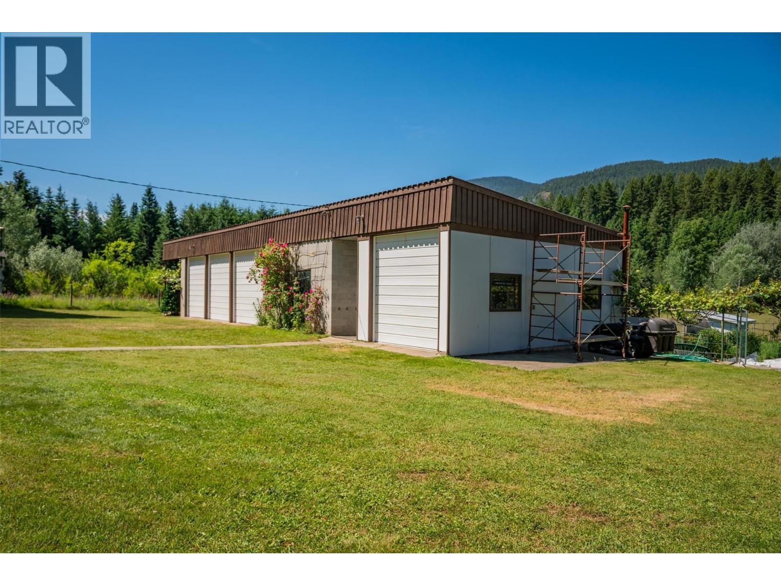 2645 Shoreacres Road, Castlegar, BC - Outdoor