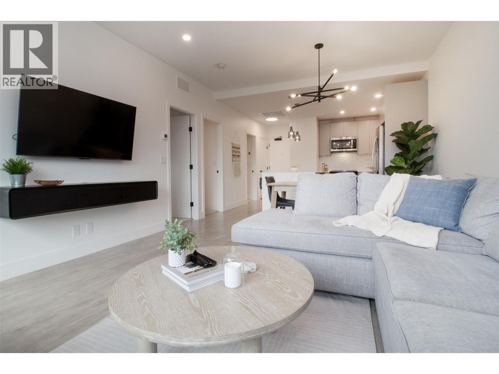 1701 Coursier Avenue Unit# 4403, Revelstoke, BC - Indoor Photo Showing Living Room