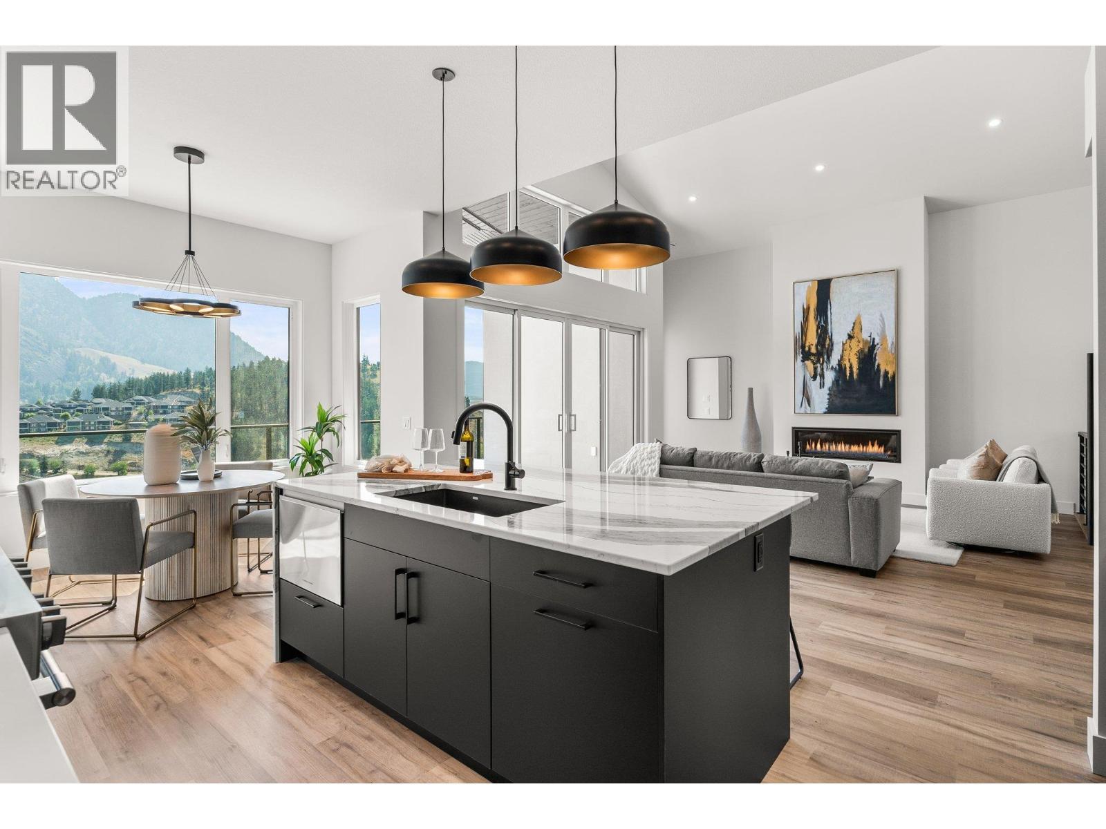 901 Melrose Street, Kelowna, BC - Indoor Photo Showing Kitchen With Upgraded Kitchen