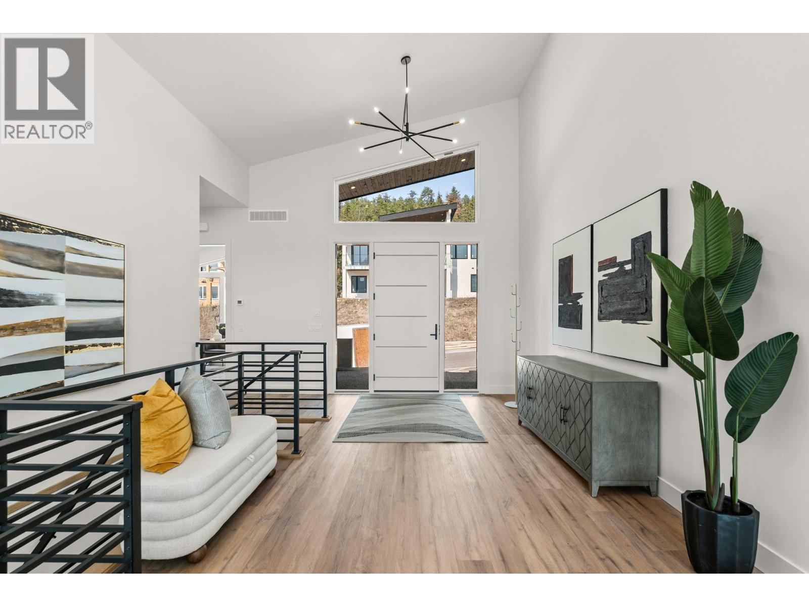 Foyer - 901 Melrose Street, Kelowna, BC - Indoor Photo Showing Other Room