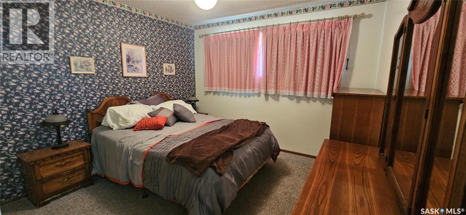 1101 Division Street, Vanguard, SK - Indoor Photo Showing Bedroom
