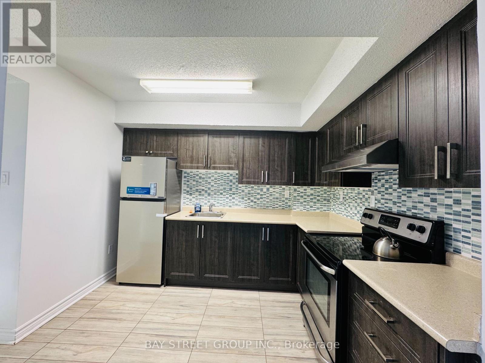 2 - 1448 Outlet Drive, Oshawa, ON - Indoor Photo Showing Kitchen With Upgraded Kitchen