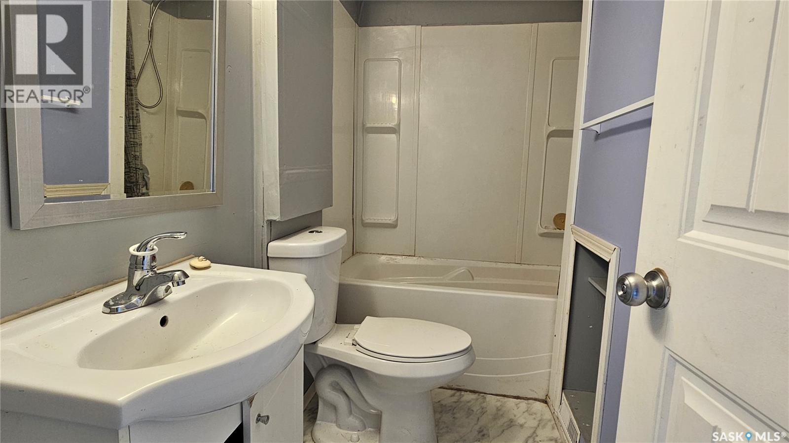 116 2Nd Avenue, Meacham, SK - Indoor Photo Showing Bathroom