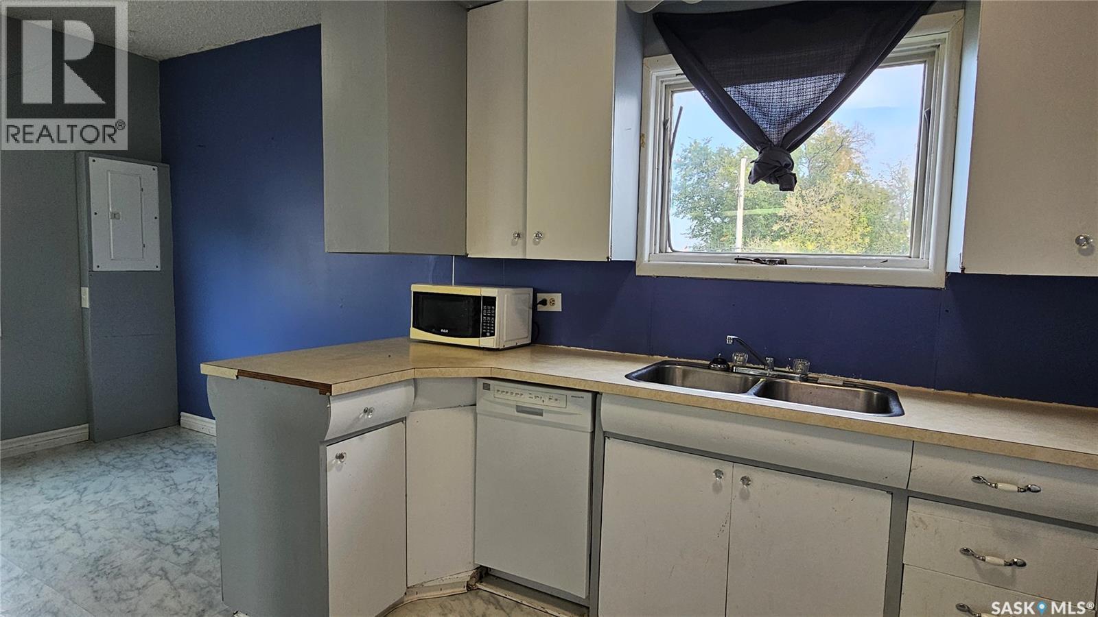 116 2Nd Avenue, Meacham, SK - Indoor Photo Showing Kitchen With Double Sink