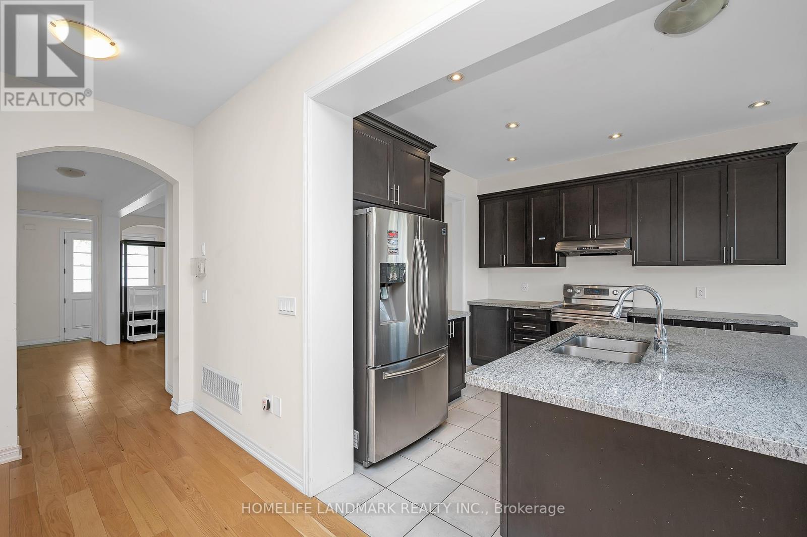 8 Dougherty Court, Hamilton, ON - Indoor Photo Showing Kitchen