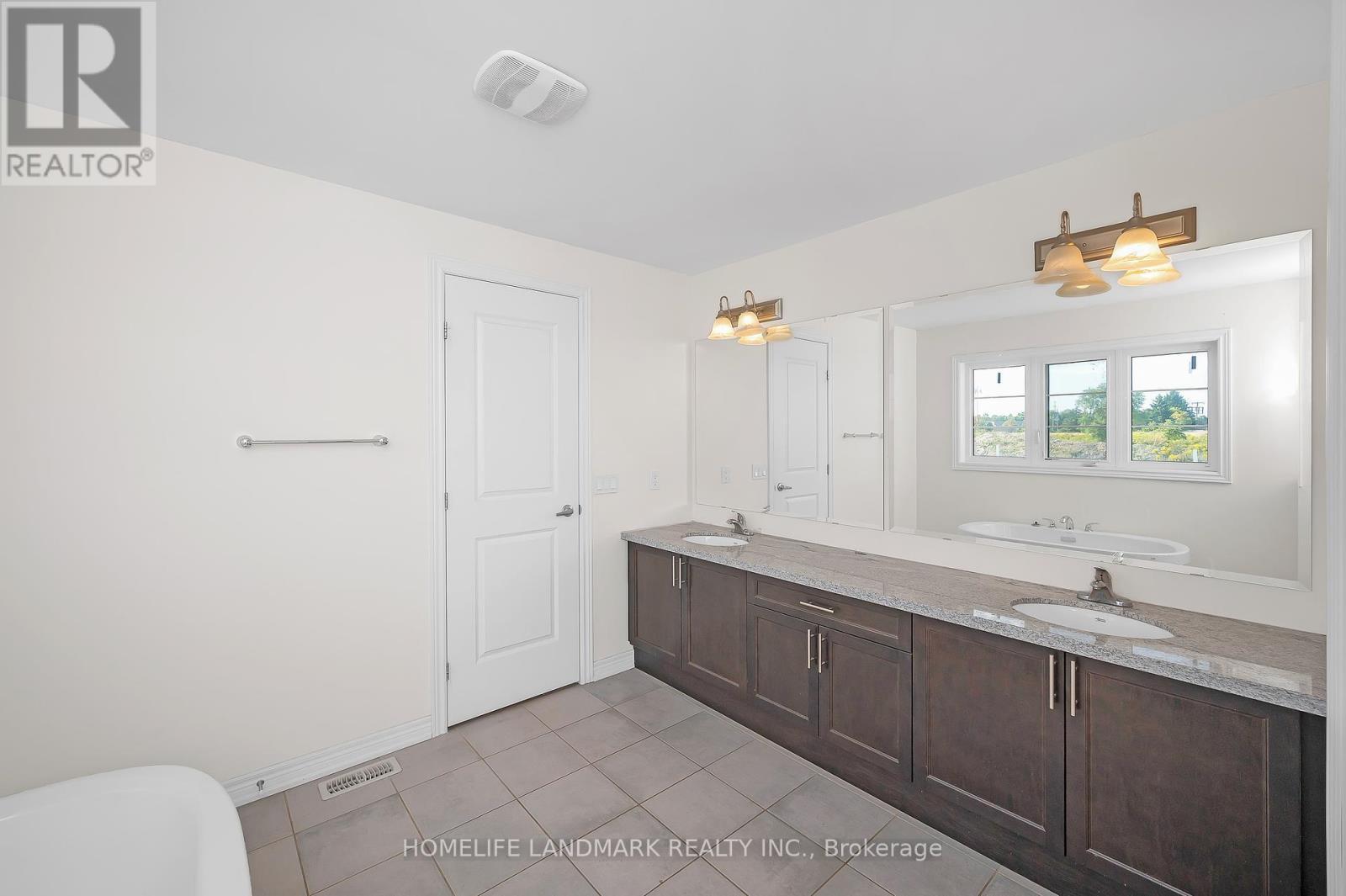 8 Dougherty Court, Hamilton, ON - Indoor Photo Showing Bathroom