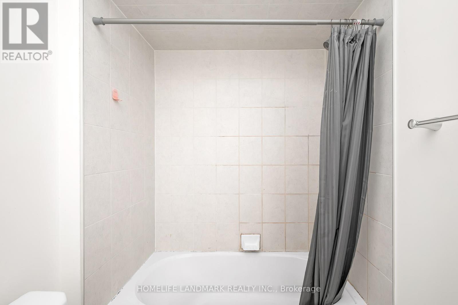 8 Dougherty Court, Hamilton, ON - Indoor Photo Showing Bathroom