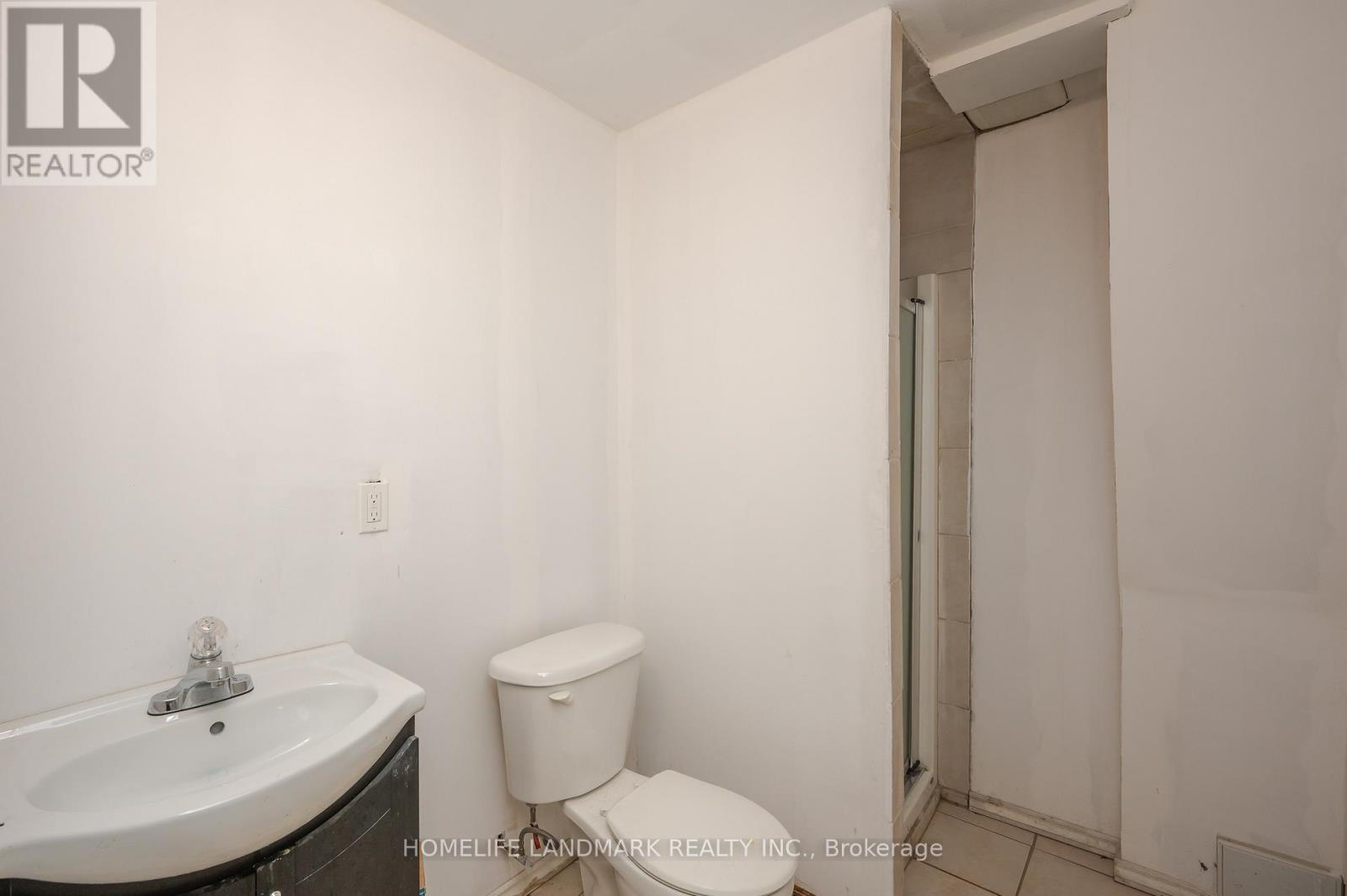 8 Dougherty Court, Hamilton, ON - Indoor Photo Showing Bathroom