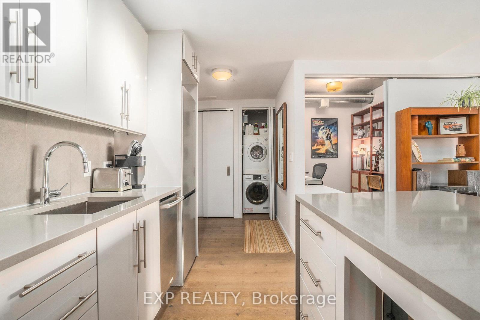 206 - 1000 Wellington Street W, Ottawa, ON - Indoor Photo Showing Kitchen