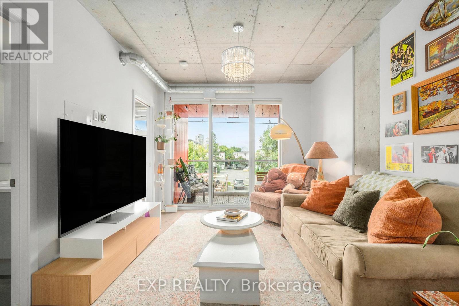 206 - 1000 Wellington Street W, Ottawa, ON - Indoor Photo Showing Living Room