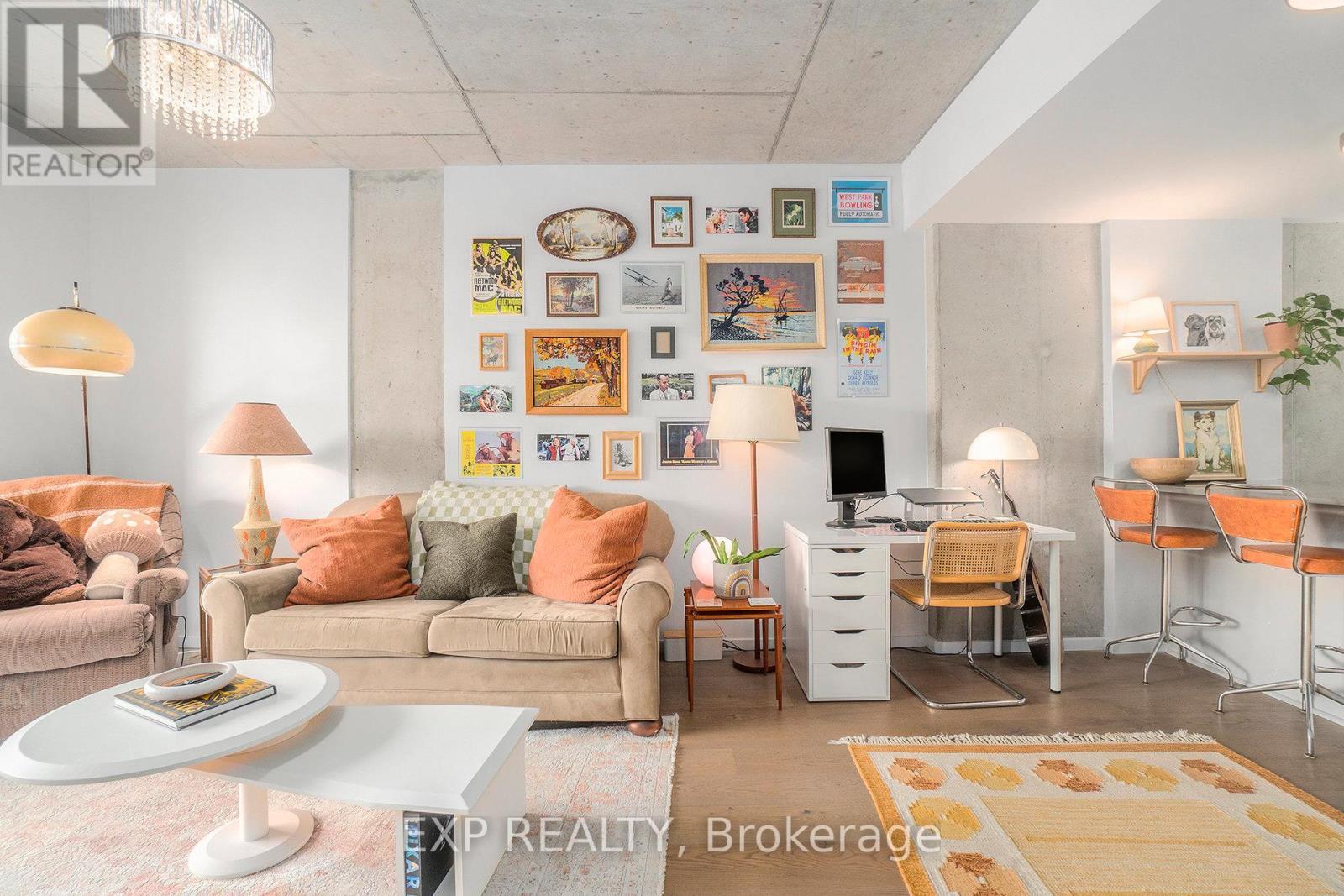 206 - 1000 Wellington Street W, Ottawa, ON - Indoor Photo Showing Living Room