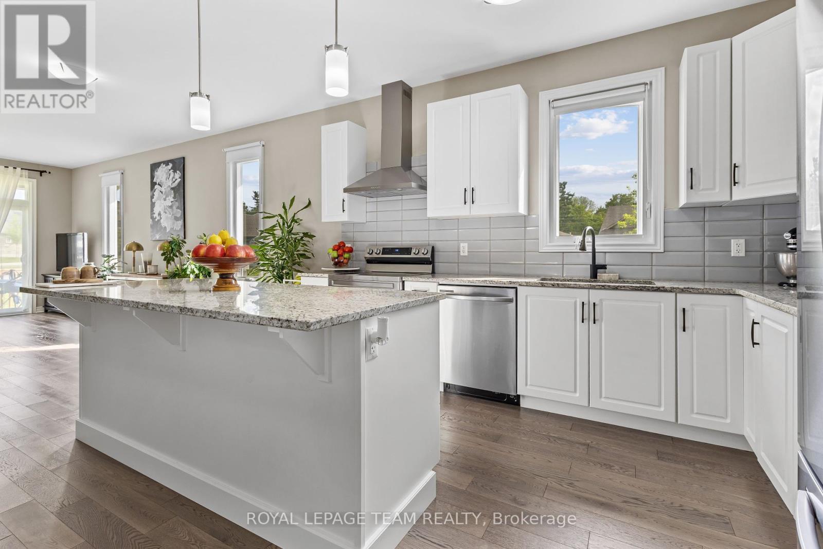 20 Seabert Drive, Arnprior, ON - Indoor Photo Showing Kitchen With Upgraded Kitchen