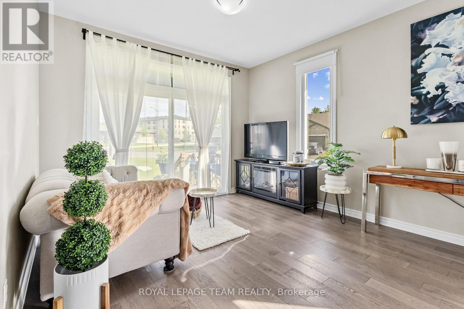 20 Seabert Drive, Arnprior, ON - Indoor Photo Showing Living Room