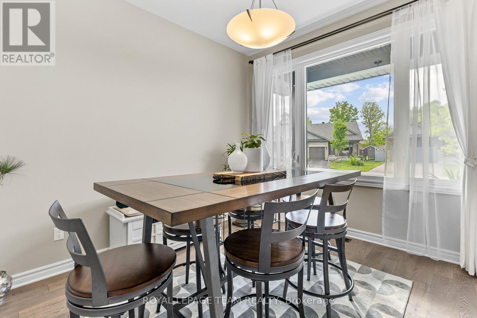 20 Seabert Drive, Arnprior, ON - Indoor Photo Showing Dining Room