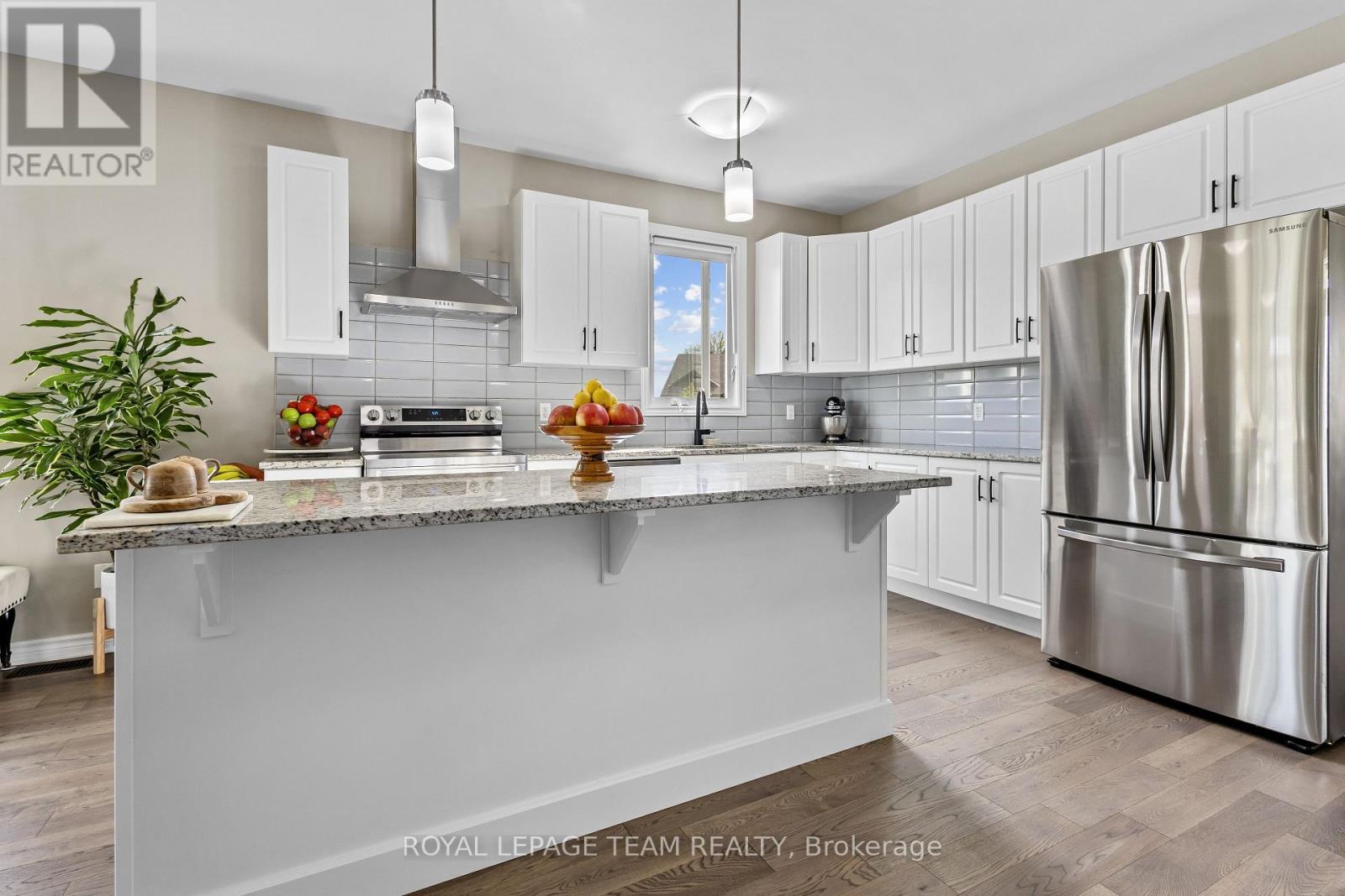 20 Seabert Drive, Arnprior, ON - Indoor Photo Showing Kitchen With Upgraded Kitchen