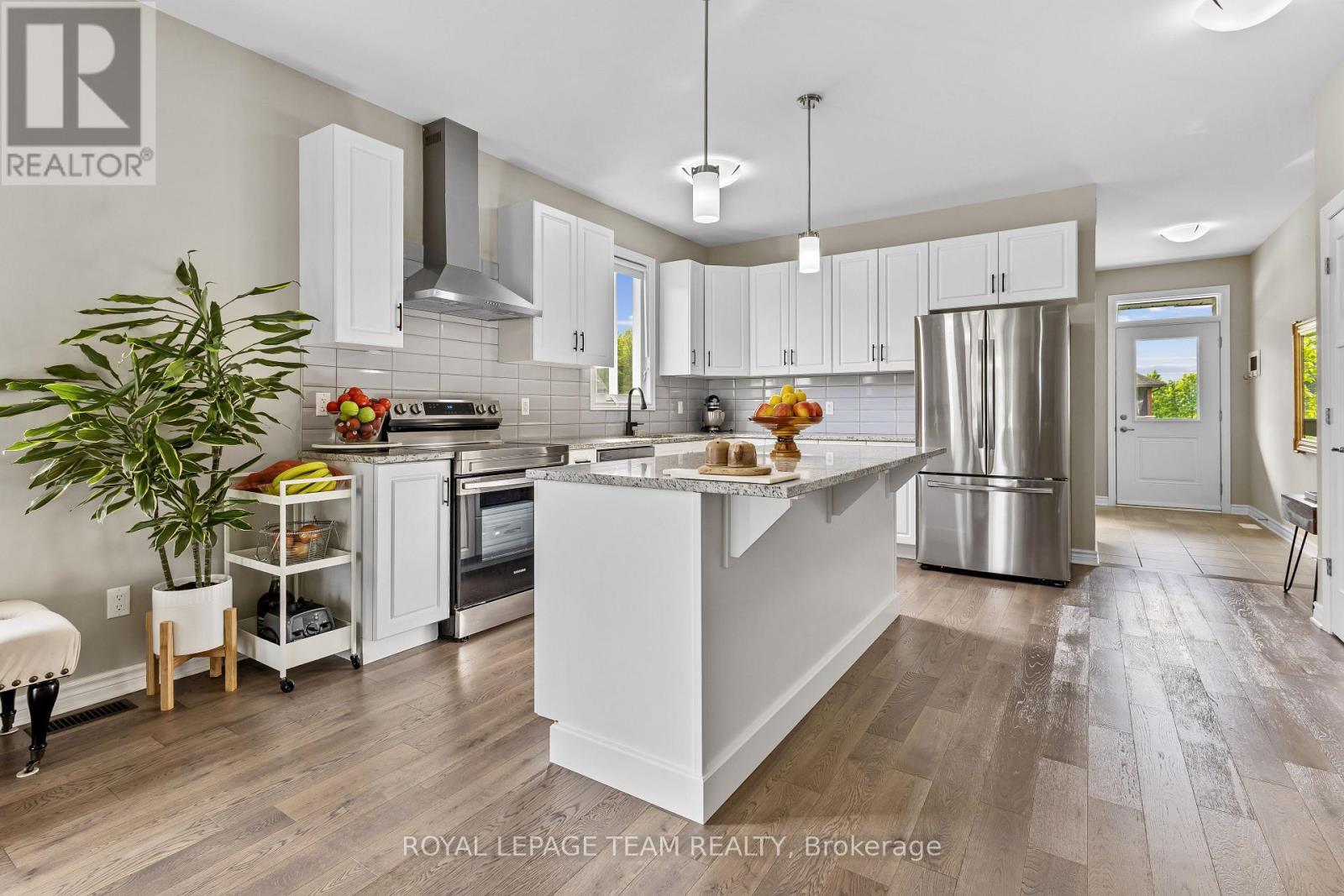 20 Seabert Drive, Arnprior, ON - Indoor Photo Showing Kitchen With Upgraded Kitchen