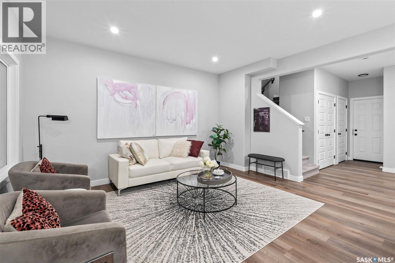 943 Traeger Manor, Saskatoon, SK - Indoor Photo Showing Living Room