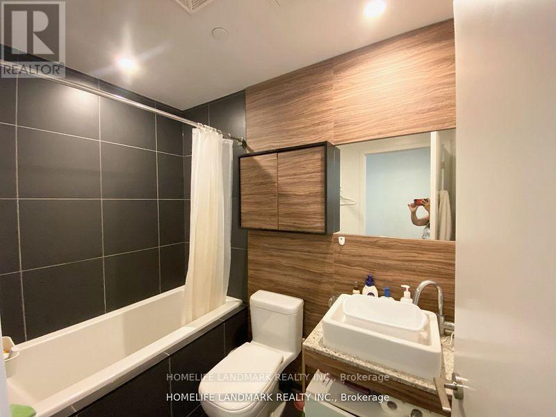 608 - 75 St Nicholas Street, Toronto, ON - Indoor Photo Showing Bathroom