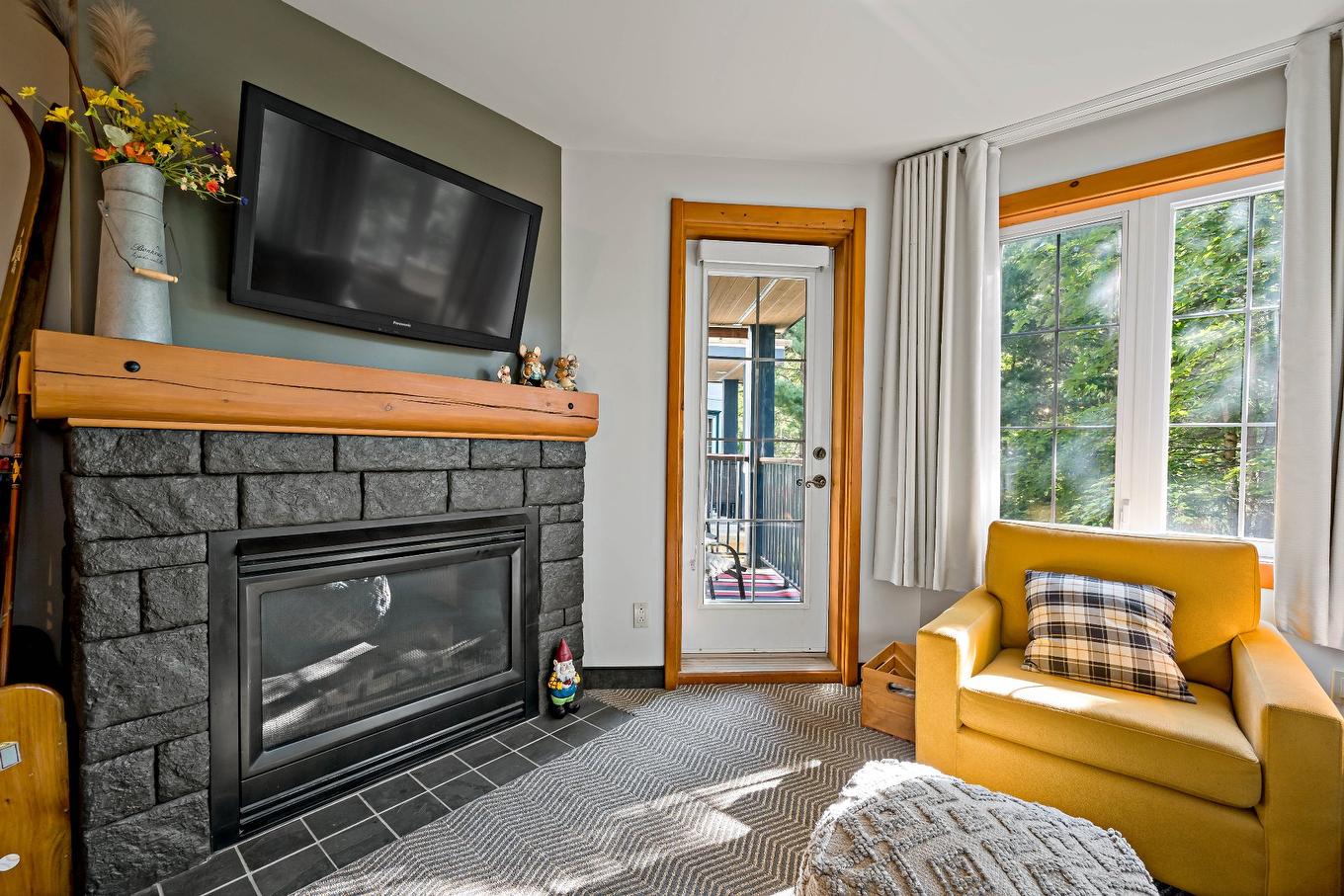 Salon - 313-140 Ch. Au Pied-De-La-Montagne, Mont-Tremblant, QC - Indoor Photo Showing Living Room With Fireplace