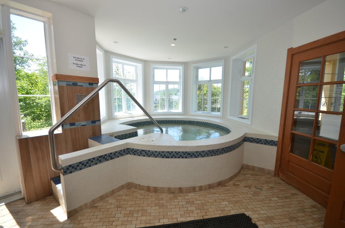 Spa - 313-140 Ch. Au Pied-De-La-Montagne, Mont-Tremblant, QC - Indoor Photo Showing Other Room