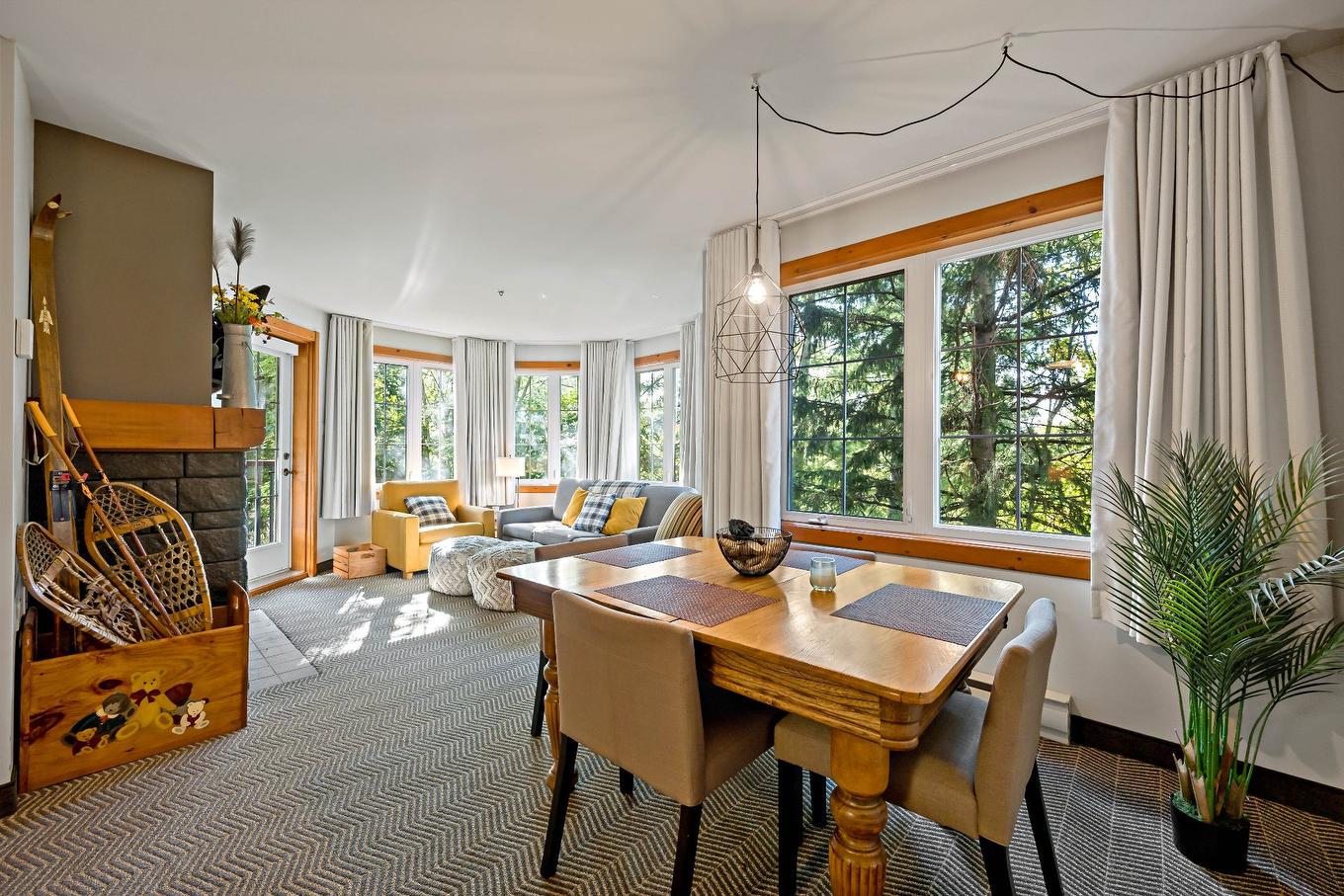 Salle à manger - 313-140 Ch. Au Pied-De-La-Montagne, Mont-Tremblant, QC - Indoor With Fireplace