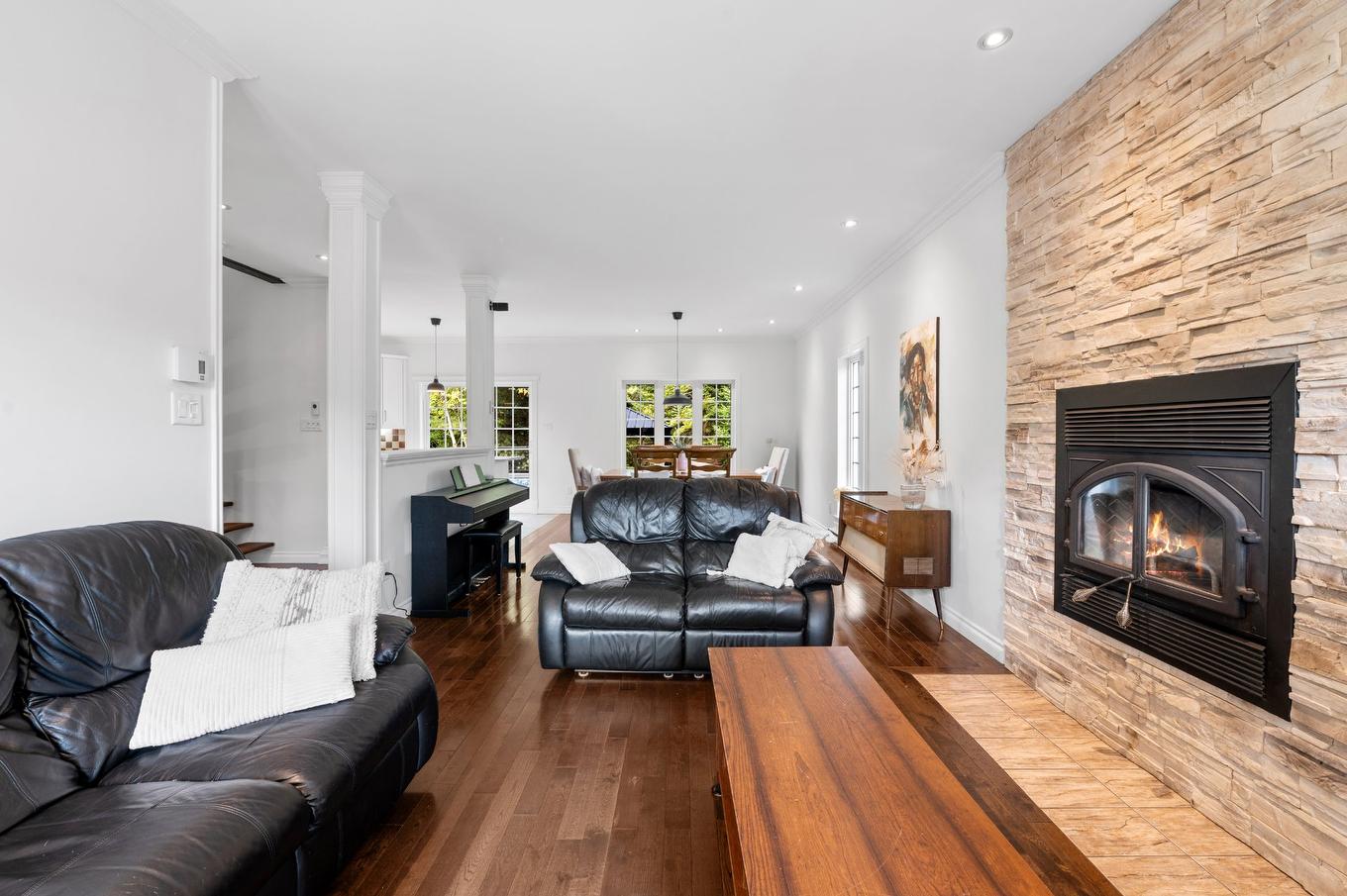 Salon - 739 Rue Des Grands-Pins, Mont-Tremblant, QC - Indoor Photo Showing Living Room With Fireplace