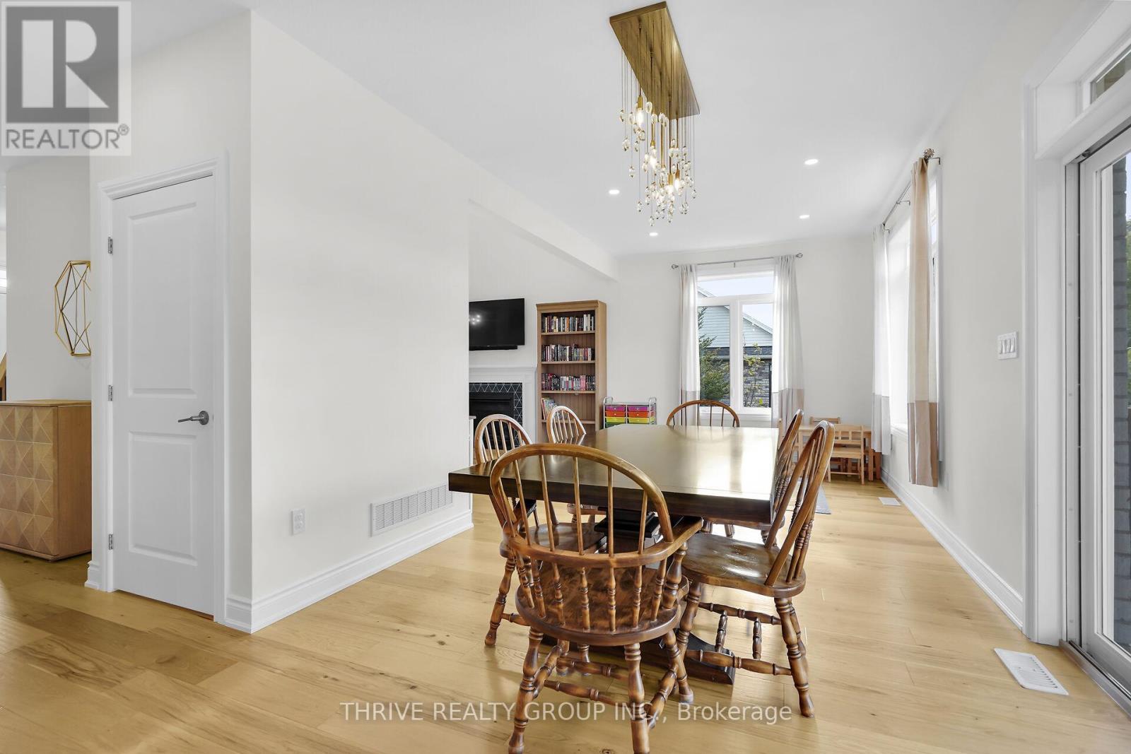 3 Elliot Street, Strathroy-Caradoc (Se), ON - Indoor Photo Showing Dining Room