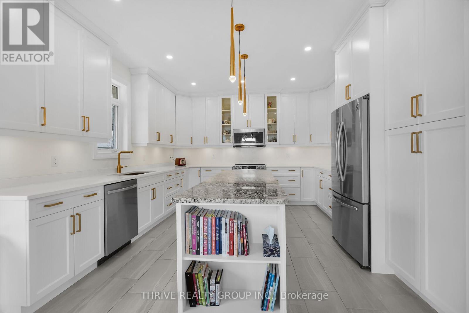 3 Elliot Street, Strathroy-Caradoc (Se), ON - Indoor Photo Showing Kitchen With Upgraded Kitchen