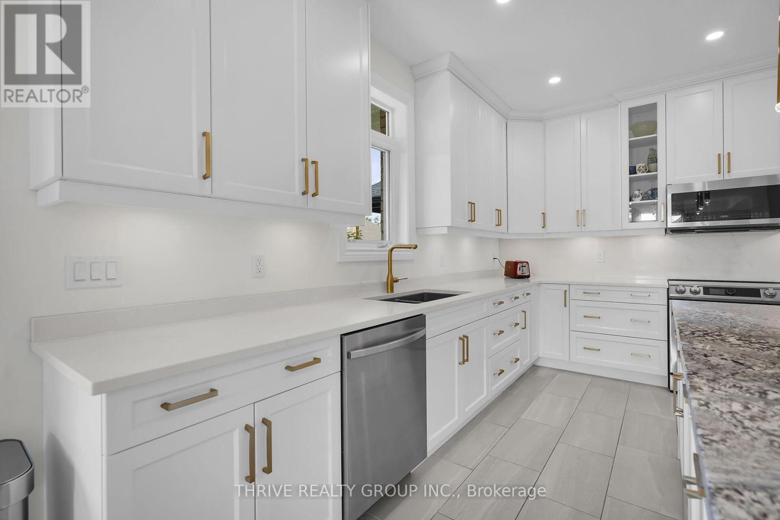 3 Elliot Street, Strathroy-Caradoc (Se), ON - Indoor Photo Showing Kitchen