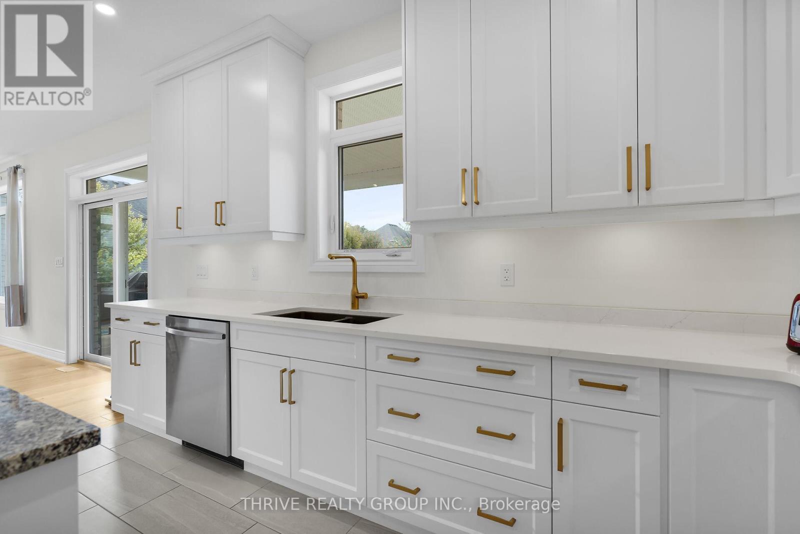 3 Elliot Street, Strathroy-Caradoc (Se), ON - Indoor Photo Showing Kitchen With Double Sink