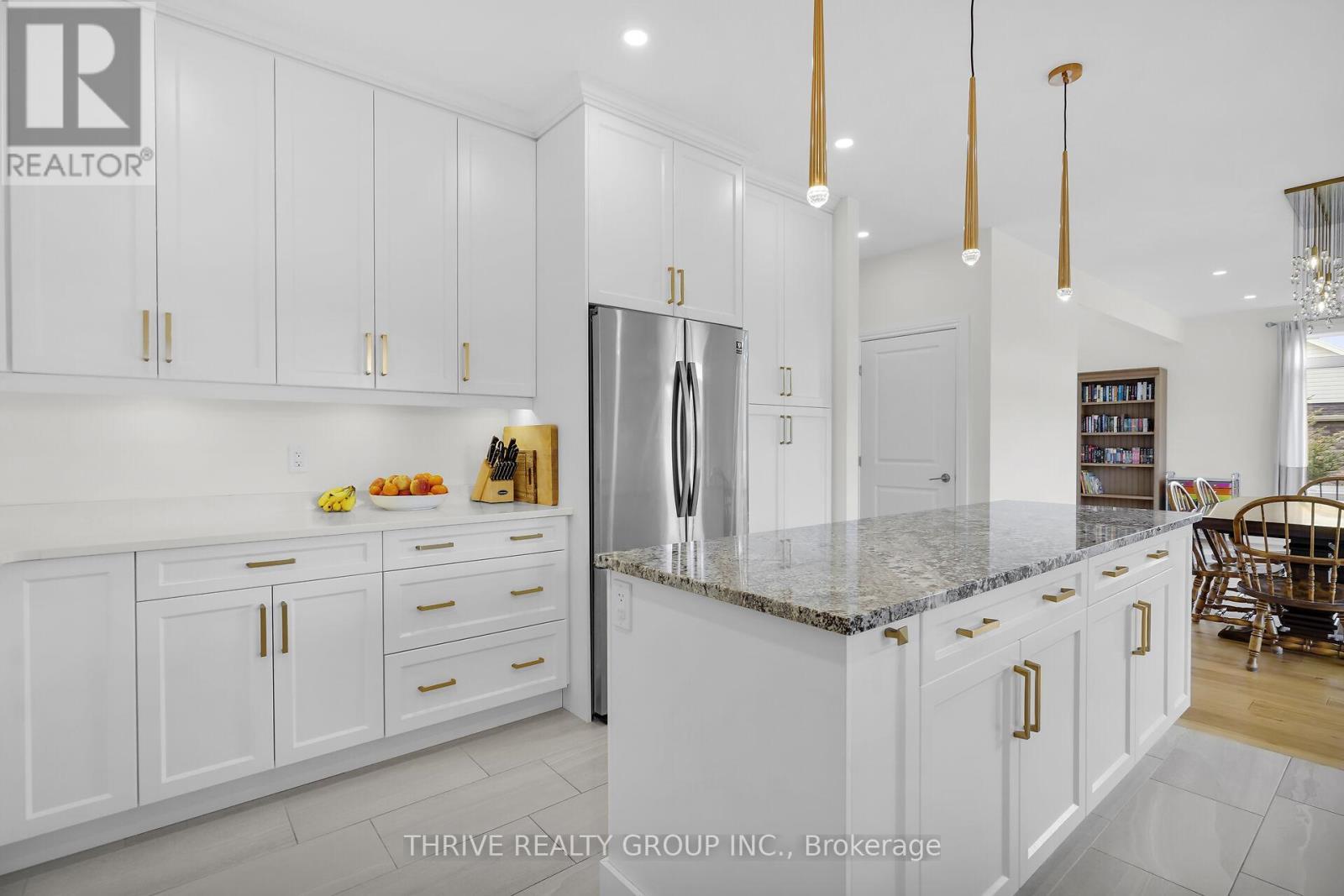 3 Elliot Street, Strathroy-Caradoc (Se), ON - Indoor Photo Showing Kitchen With Upgraded Kitchen