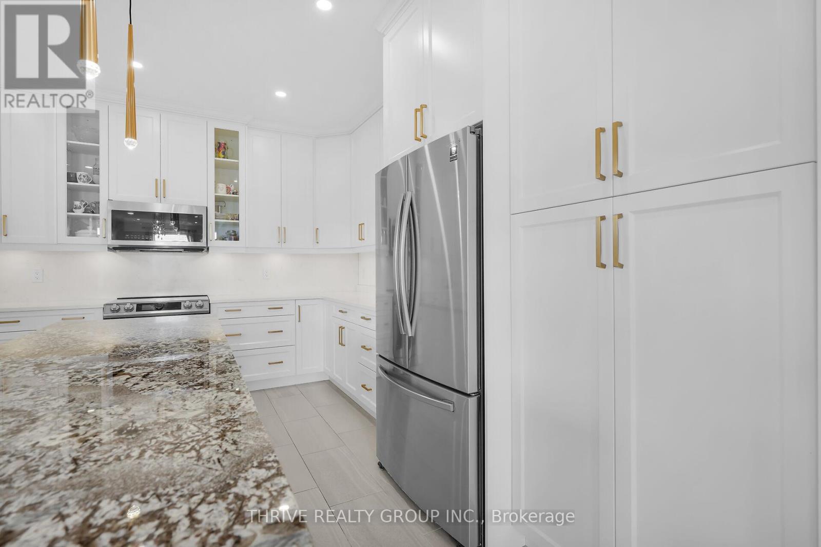 3 Elliot Street, Strathroy-Caradoc (Se), ON - Indoor Photo Showing Kitchen