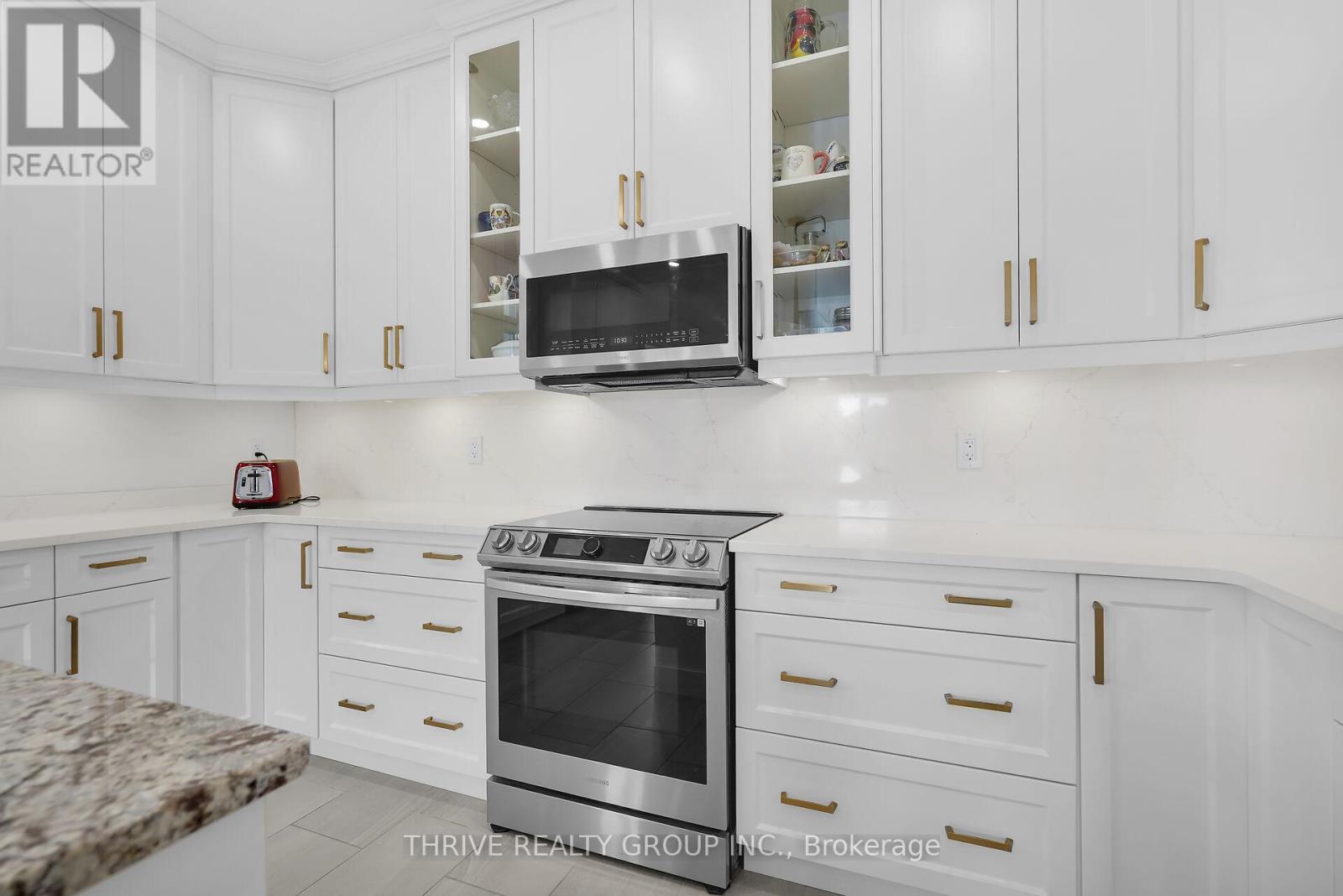 3 Elliot Street, Strathroy-Caradoc (Se), ON - Indoor Photo Showing Kitchen