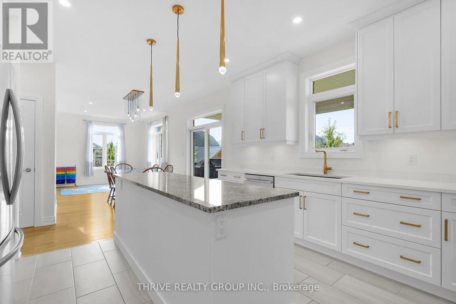 3 Elliot Street, Strathroy-Caradoc (Se), ON - Indoor Photo Showing Kitchen With Upgraded Kitchen
