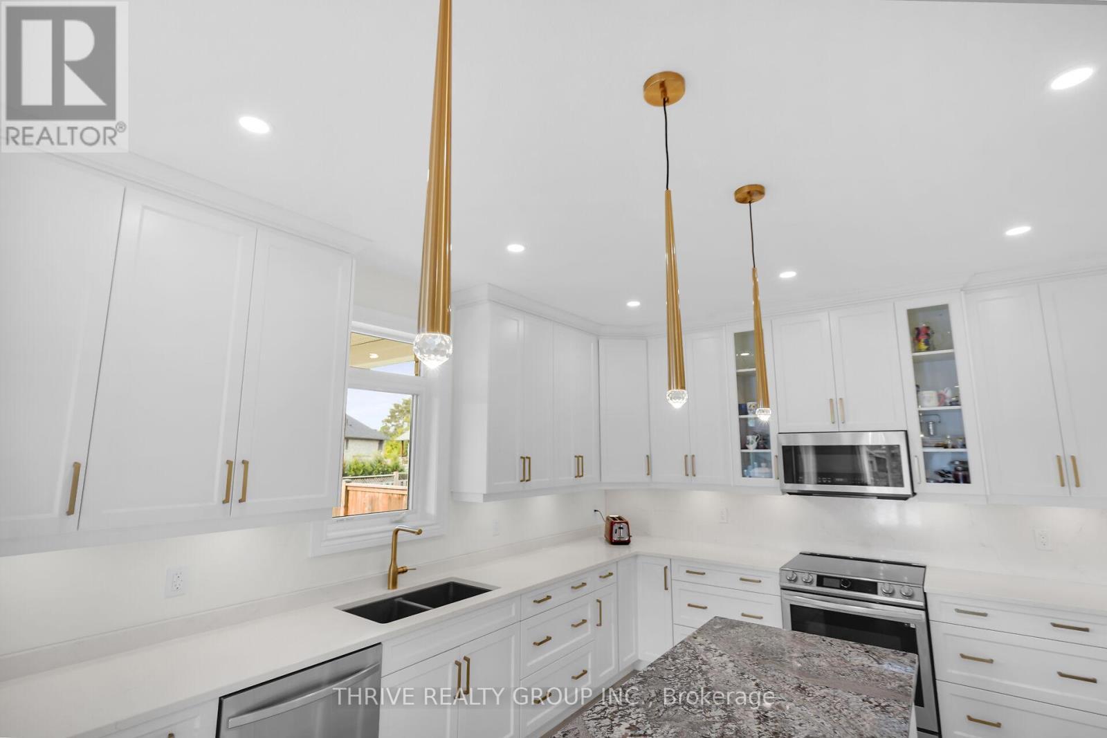 3 Elliot Street, Strathroy-Caradoc (Se), ON - Indoor Photo Showing Kitchen With Double Sink With Upgraded Kitchen