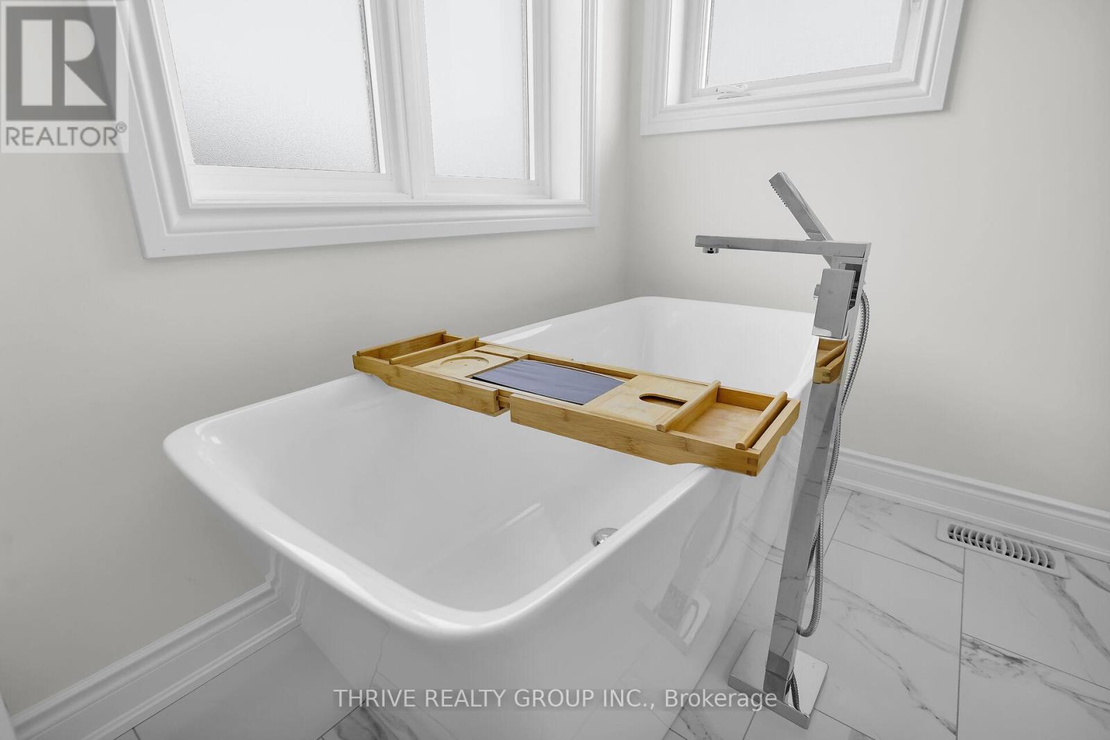 3 Elliot Street, Strathroy-Caradoc (Se), ON - Indoor Photo Showing Bathroom