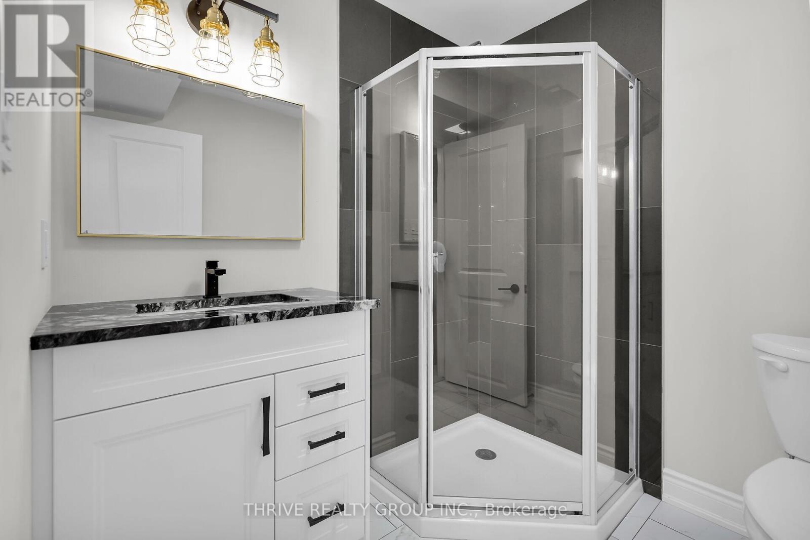 3 Elliot Street, Strathroy-Caradoc (Se), ON - Indoor Photo Showing Bathroom
