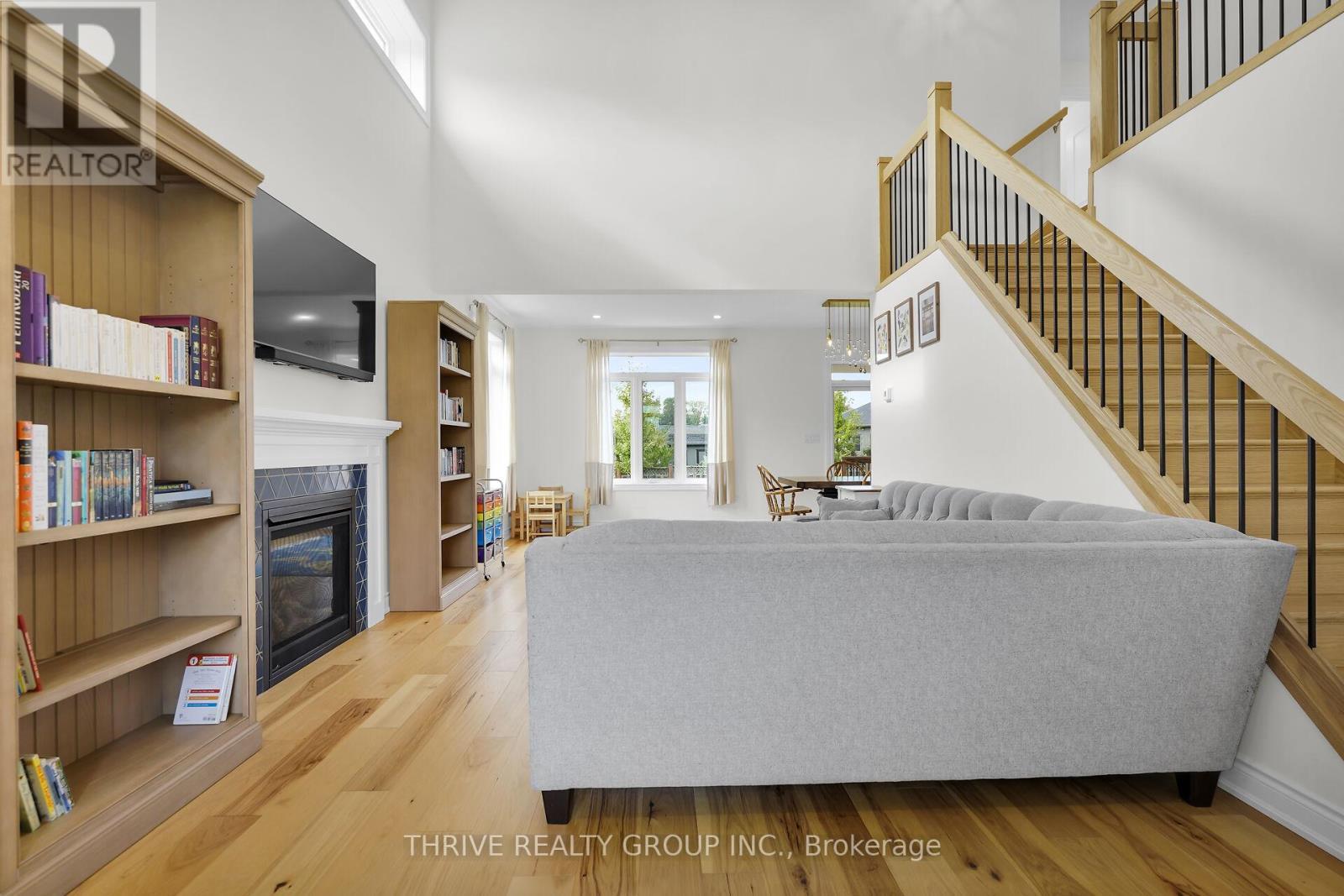 3 Elliot Street, Strathroy-Caradoc (Se), ON - Indoor With Fireplace